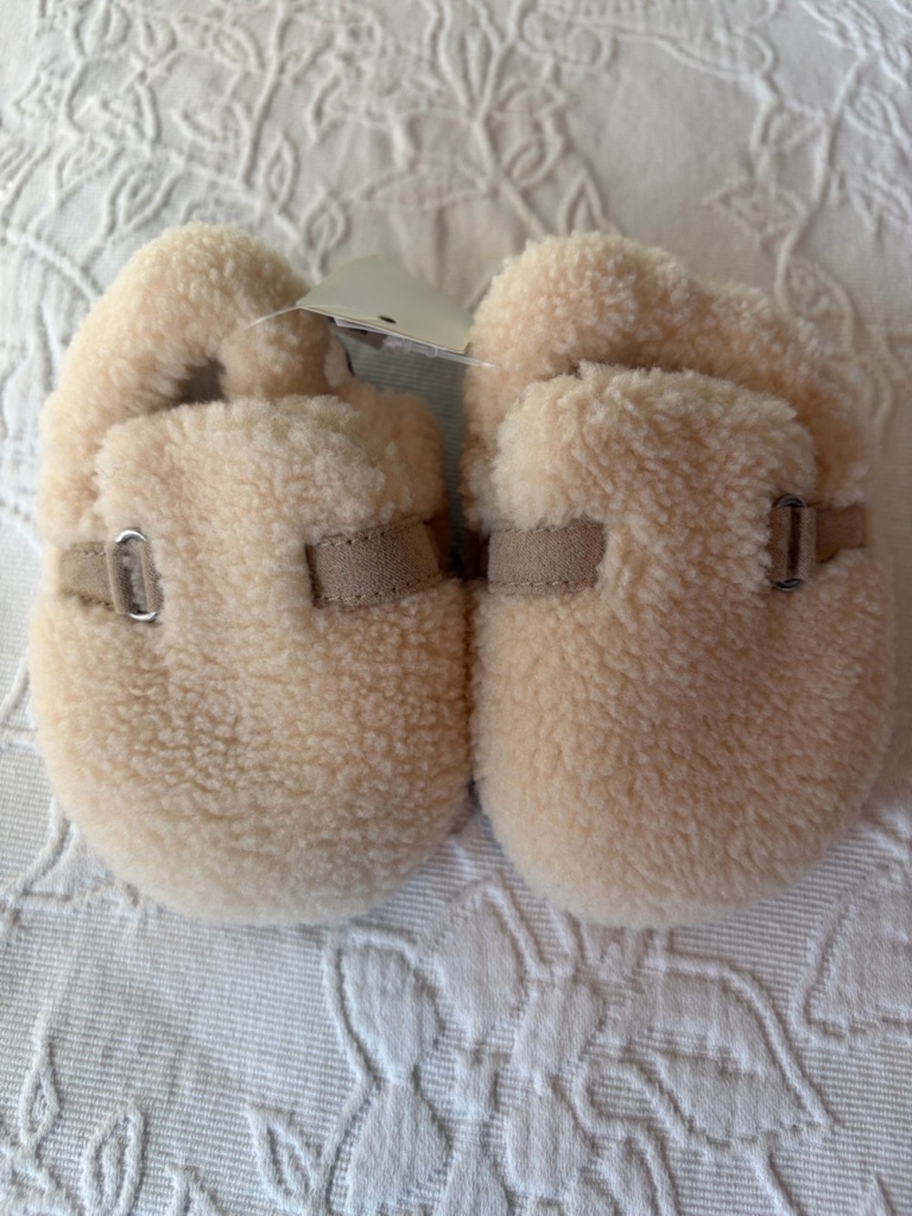 GAP Cream Sherpa Plush Baby Slippers 6-12m new